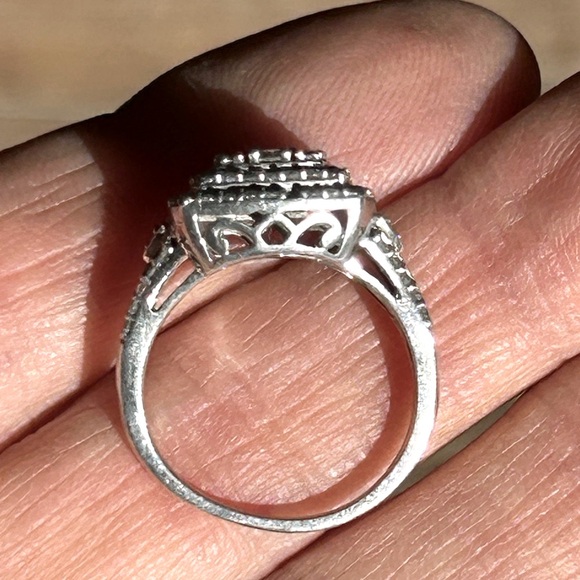 Sterling Silver 925 and small Diamond Ring - Picture 7 of 13